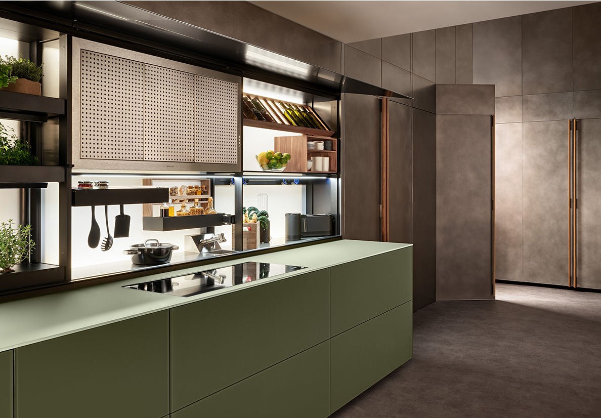 New Logica di Valcucine. Restyling 2024. La cucina con il fondale attrezzato